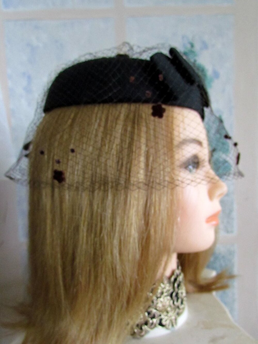 VINTAGE HAT, 1950s-1960s BLACK CIRCLE w OPTIONAL NETTING, AUDREY STYLE w BOW